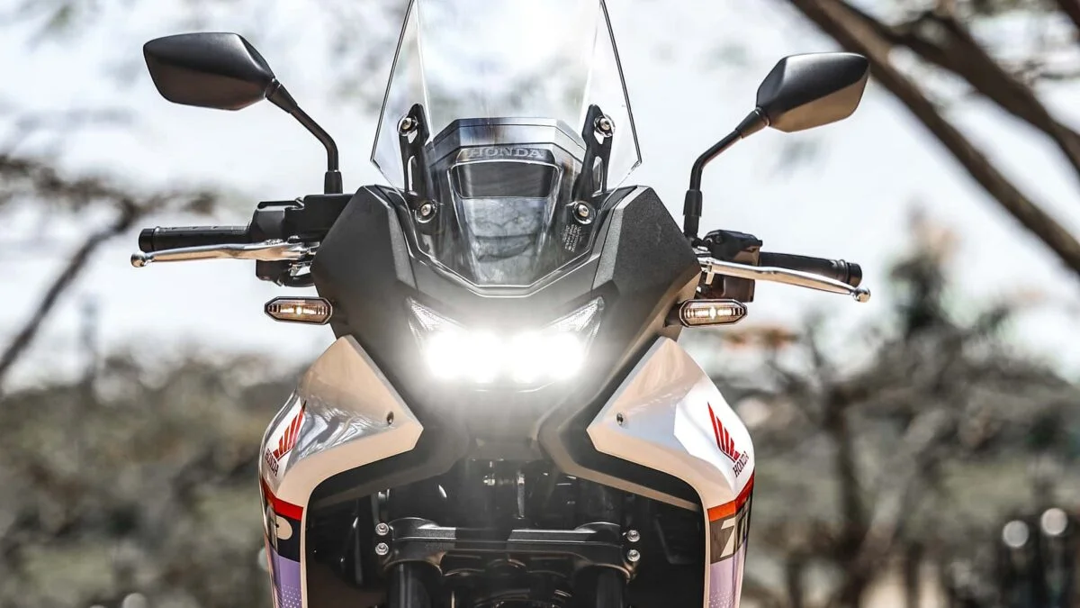 Frente da Honda XL 750 Transalp com destaque no farol LED.