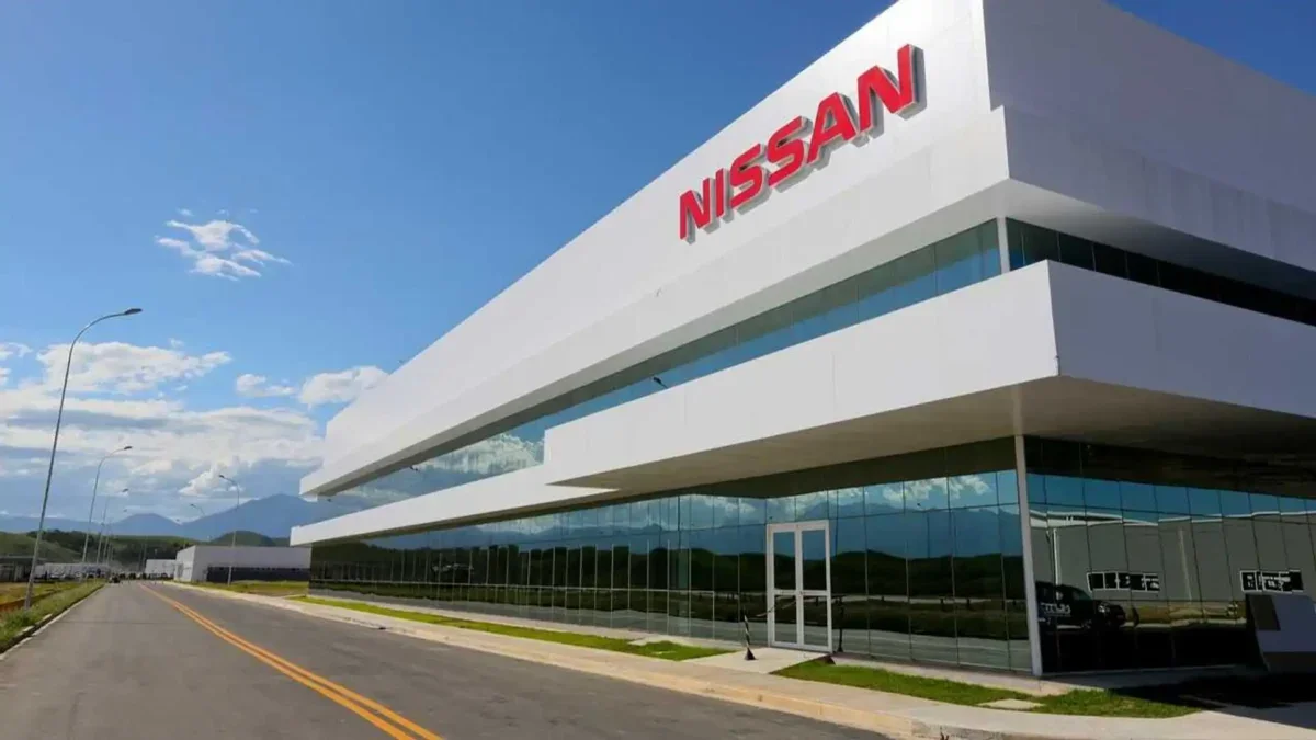 Fábrica da Nissan com estrutura moderna.