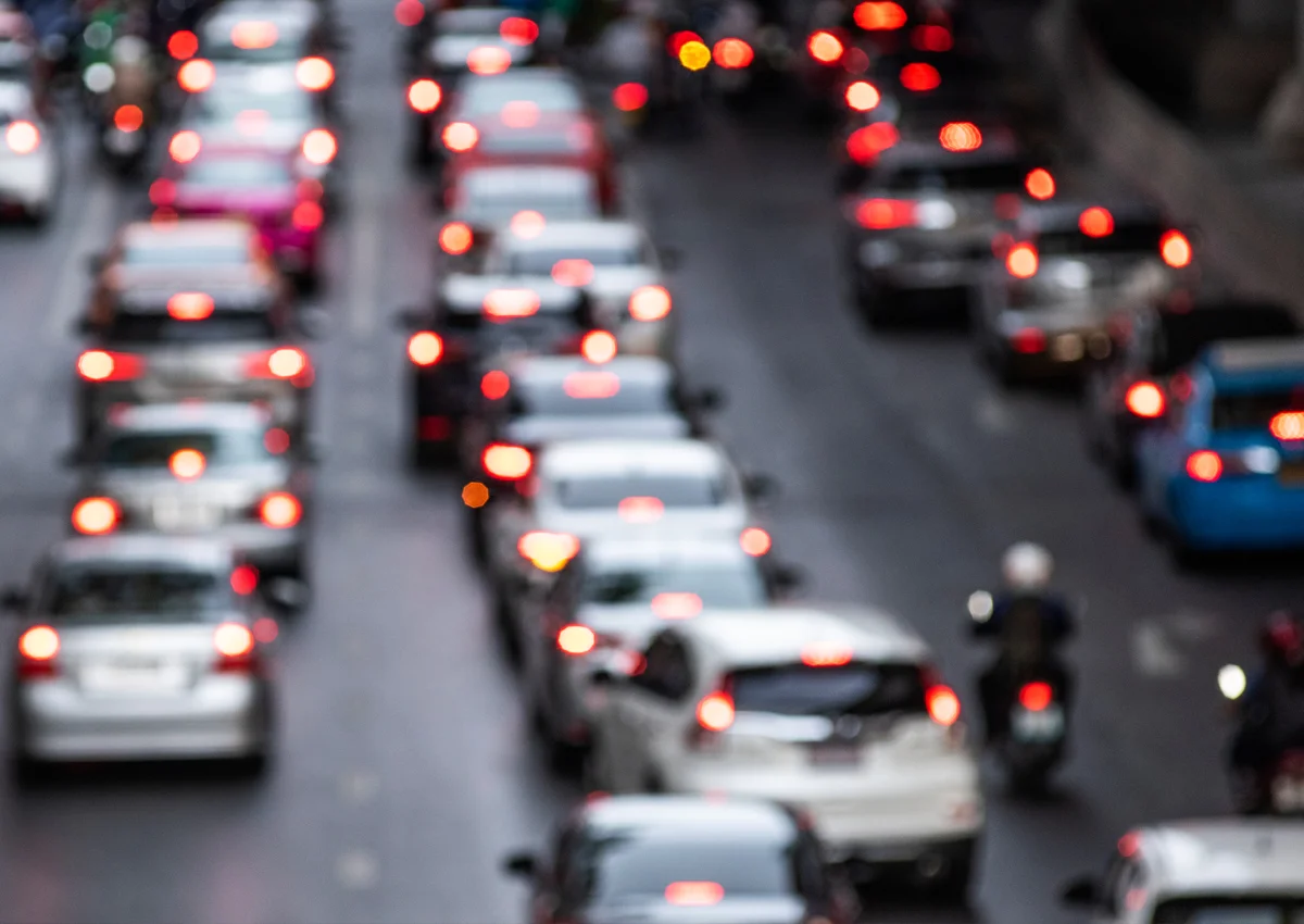 Tr&acirc;nsito congestionado em uma estrada urbana.
