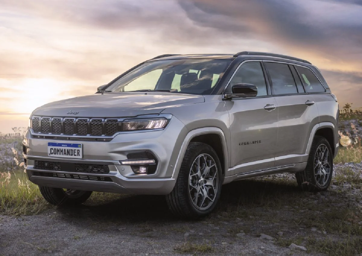 Jeep Compass em um cenário natural ao pôr do sol.