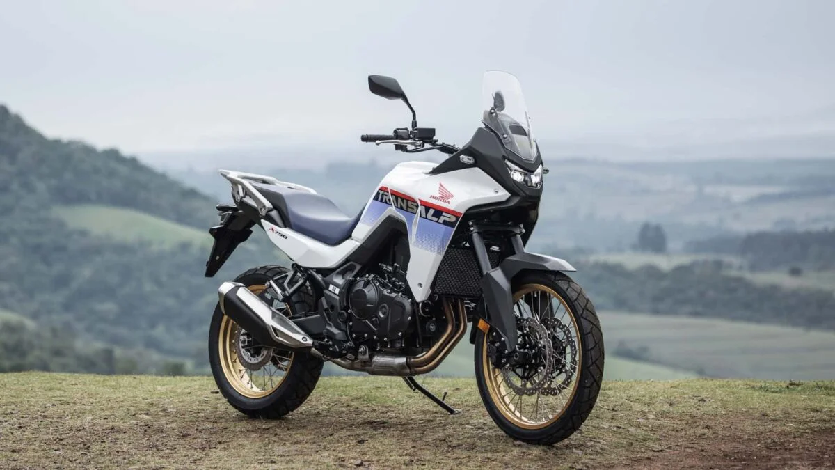 Moto Honda Transalp mostrando painel de controle.