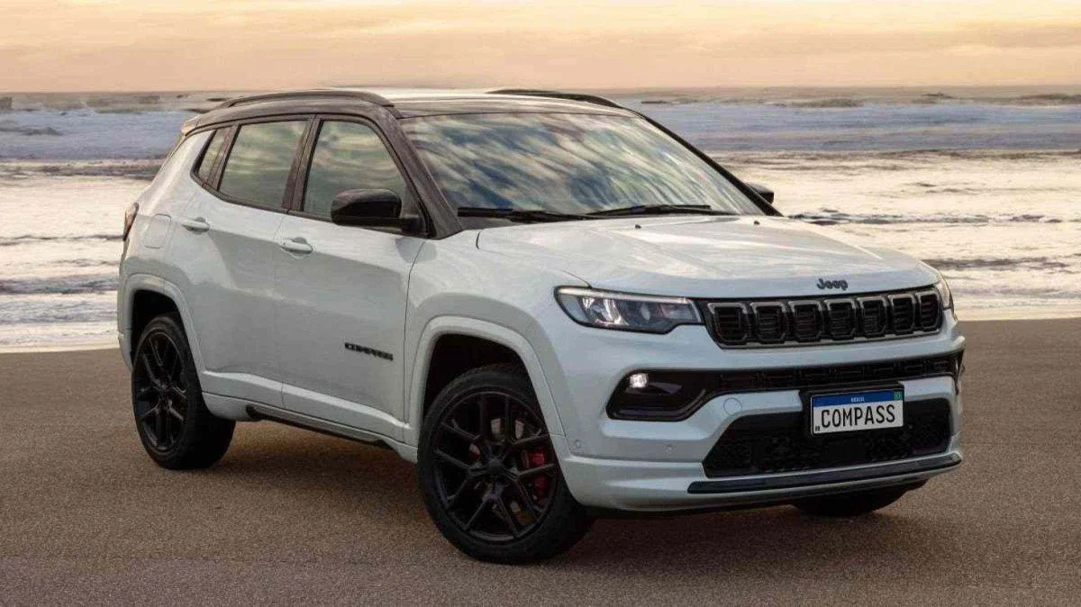 Jeep Compass Blackhawk de cor branca em uma estrada.
