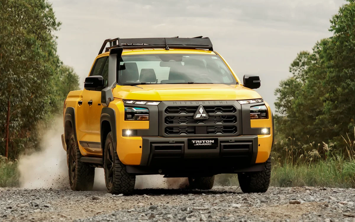 Picape robusta Mitsubishi Triton Savana em terreno off-road