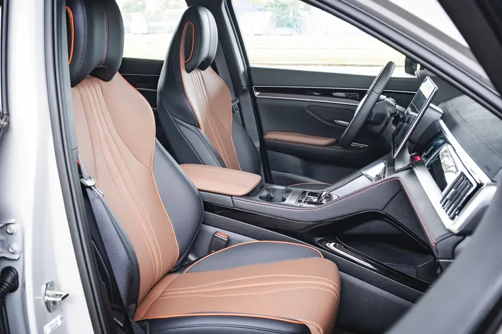 Interior do BYD Song Plus 2026 com detalhes dos assentos.