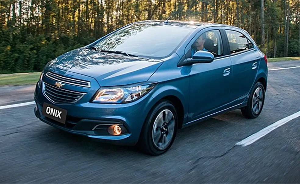 Chevrolet Onix 2013 azul em movimento.