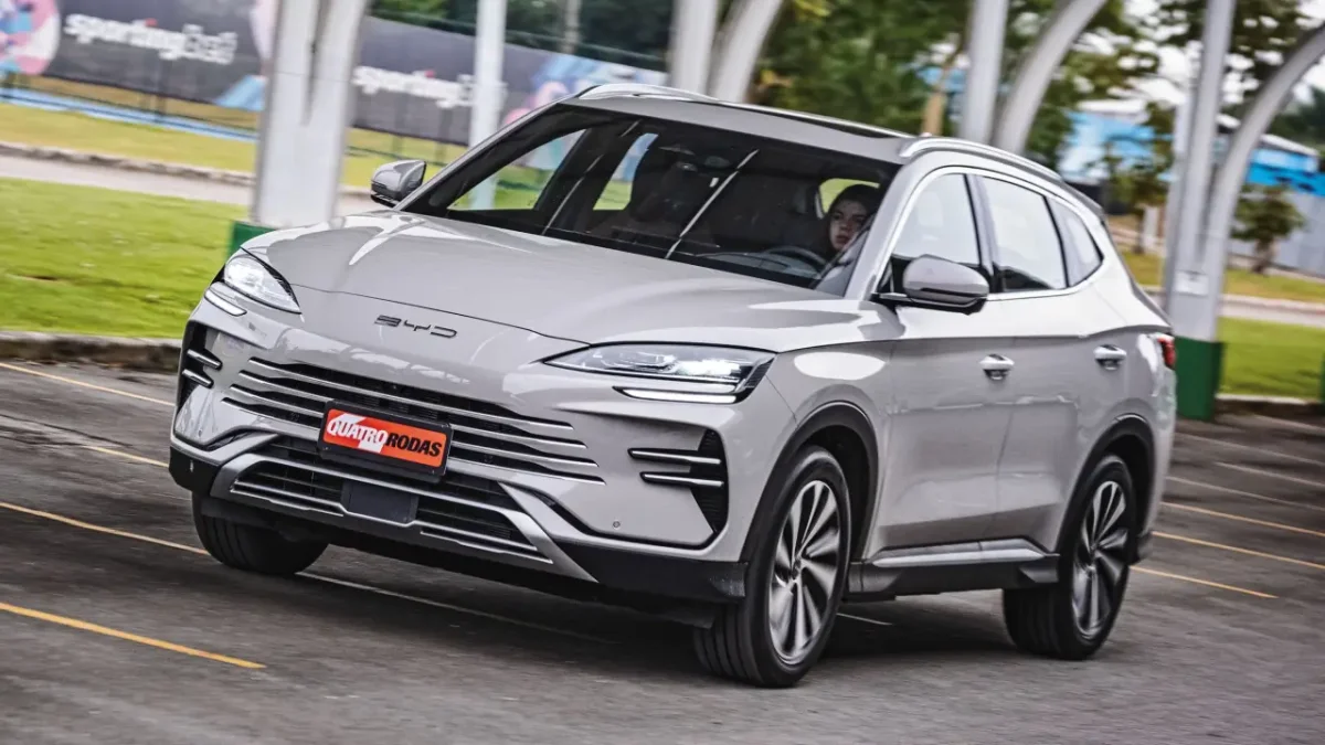 BYD Song Plus 2026 em movimento na cidade.