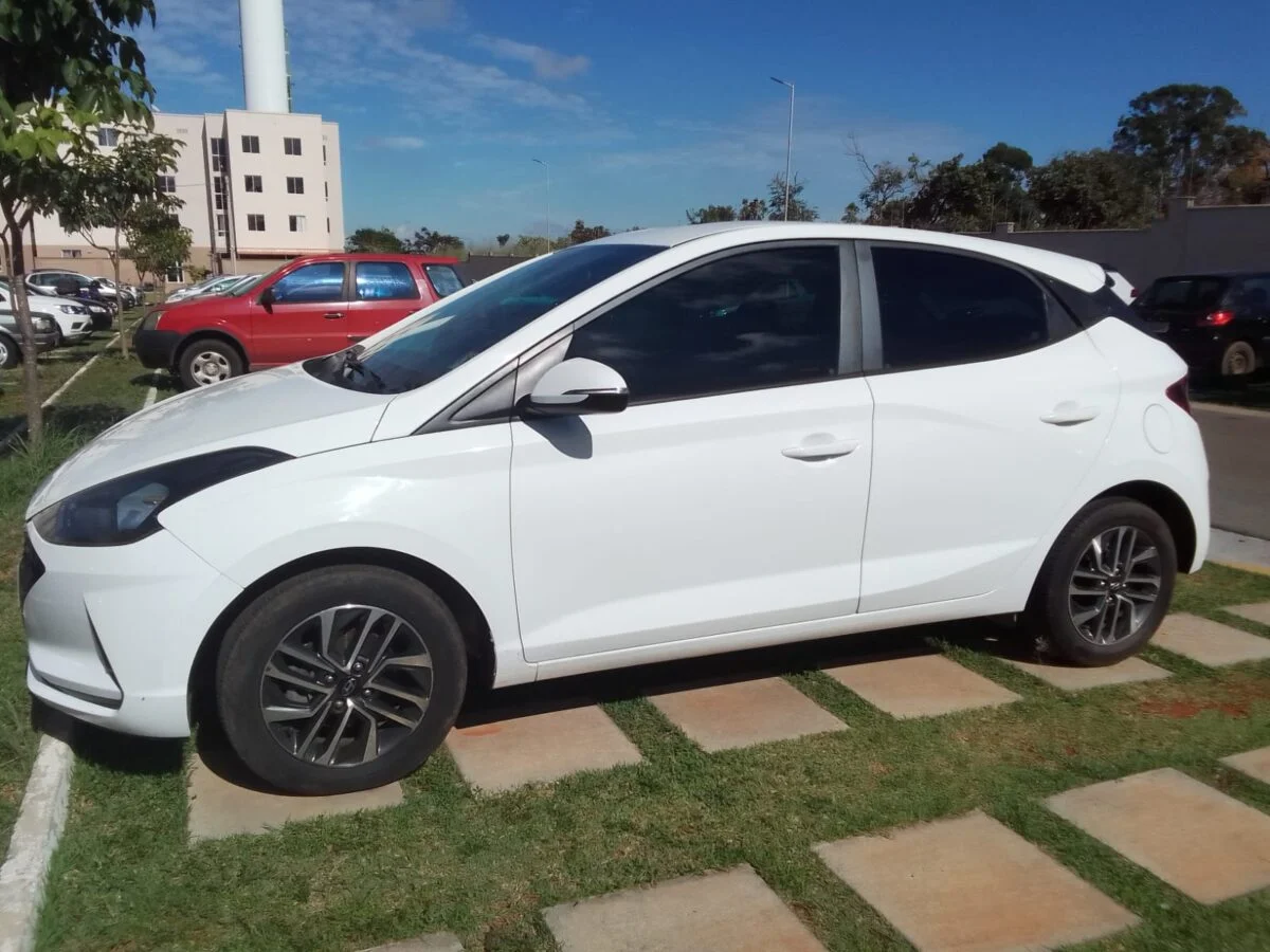 Hyundai HB20 branco estacionado em uma garagem.