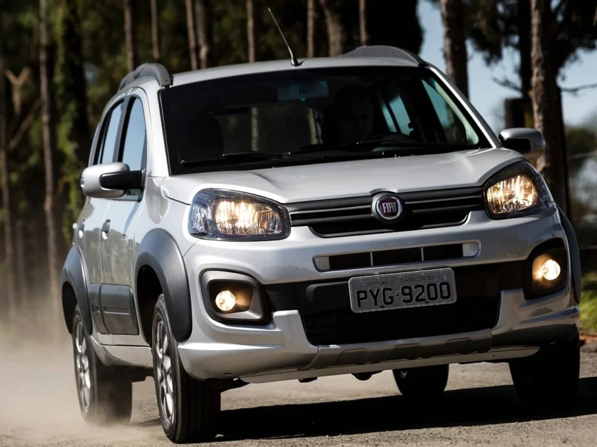 Fiat Uno Way prateado em movimento em uma estrada.