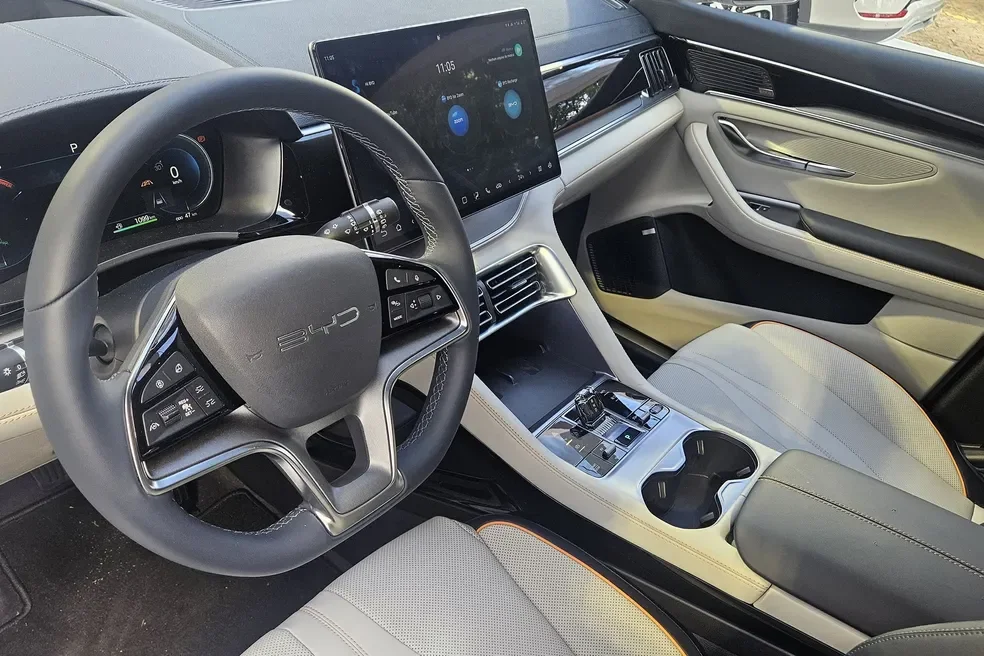Painel interno do BYD Song Plus 2026.