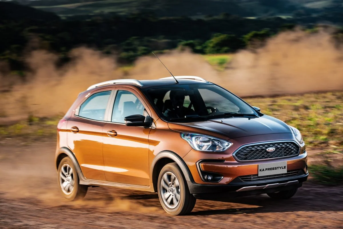 Ford Ka FreeStyle em uma estrada de terra.