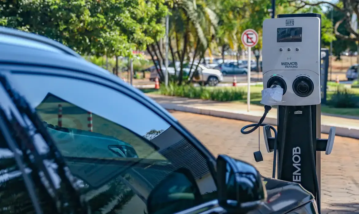 Carro el&eacute;trico carregando em uma esta&ccedil;&atilde;o