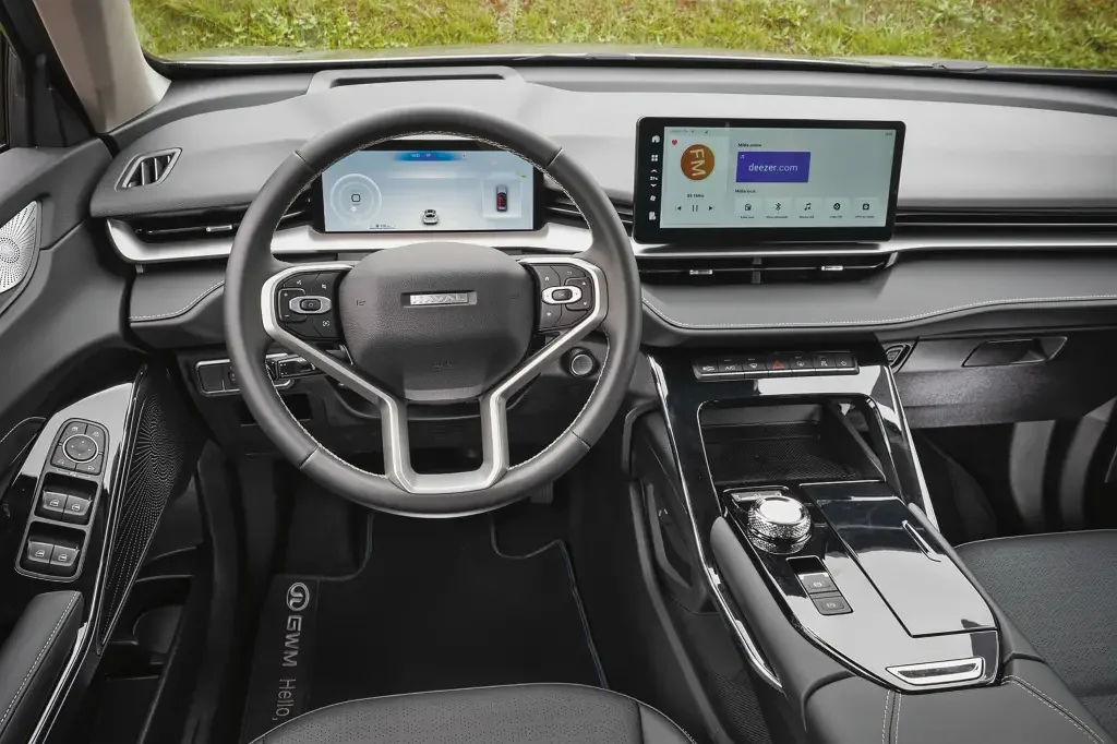 Interiores do Kia Niro com painel moderno e display digital.