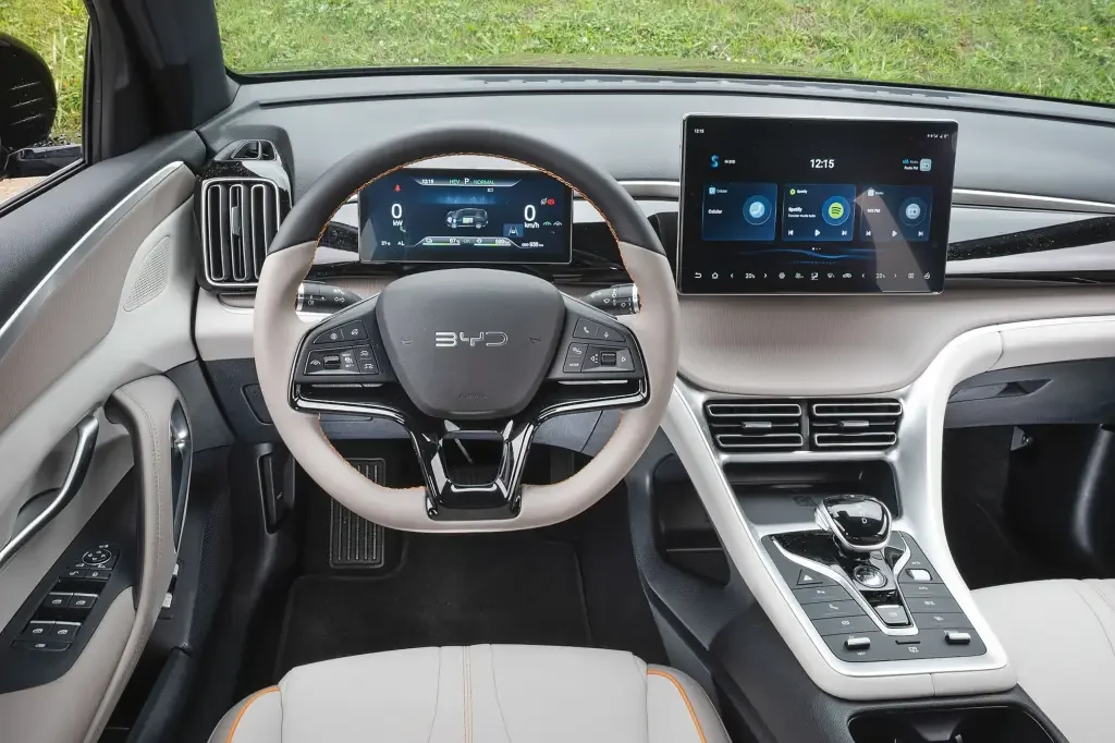 Interior do GAC GS4 com tecnologia e conforto.