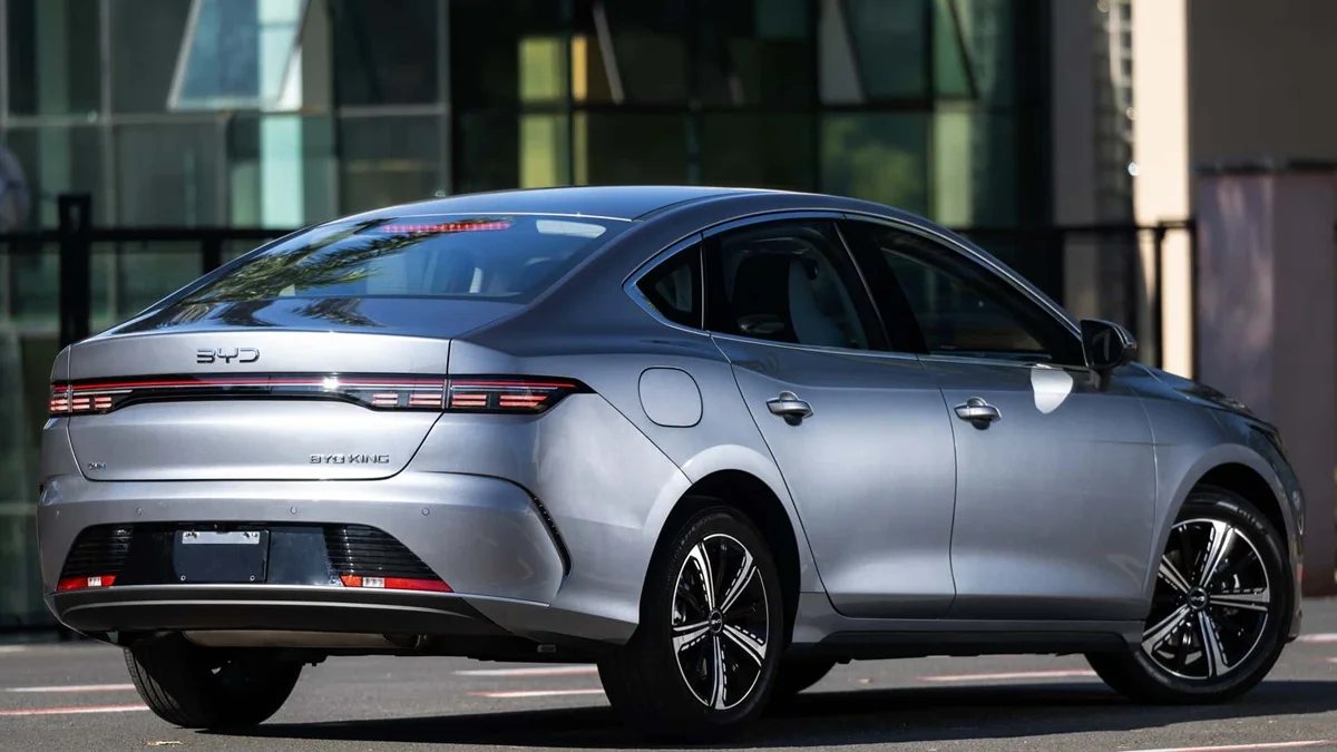 BYD sed&atilde; estacionado