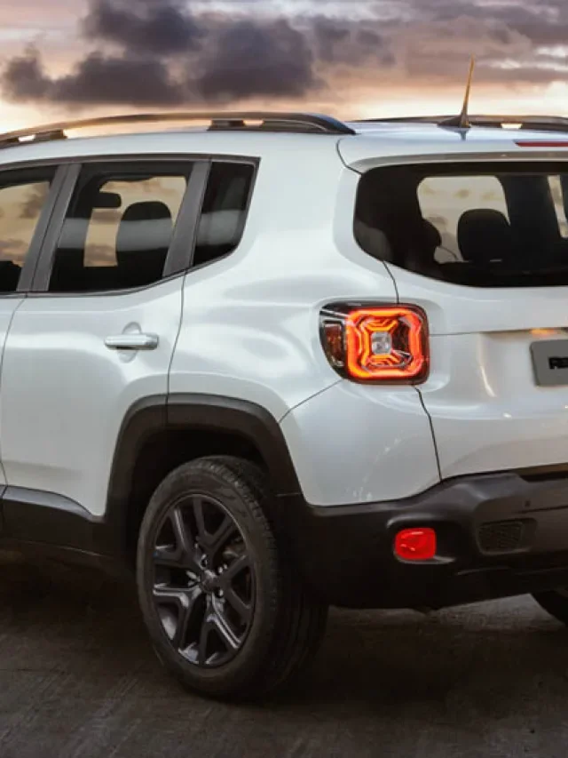 Vista traseira de um Jeep Renegade ao p&ocirc;r do sol.