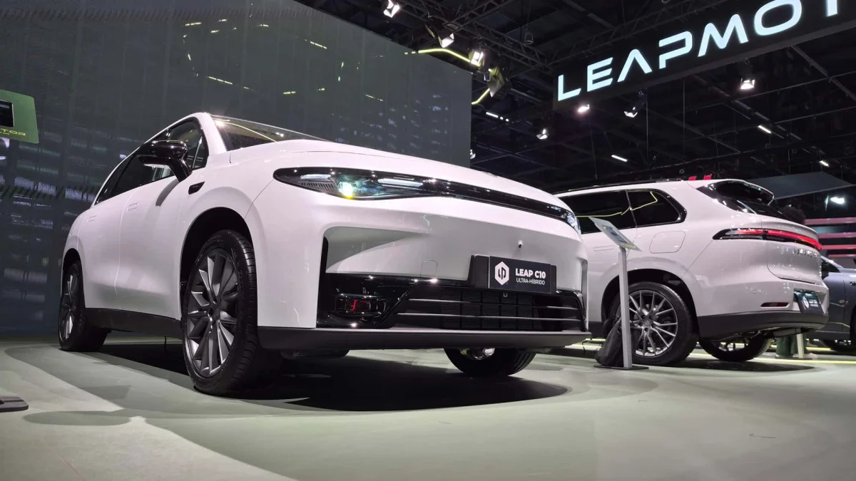 Carros da Leapmotor em exibi&ccedil;&atilde;o no sal&atilde;o do autom&oacute;vel.