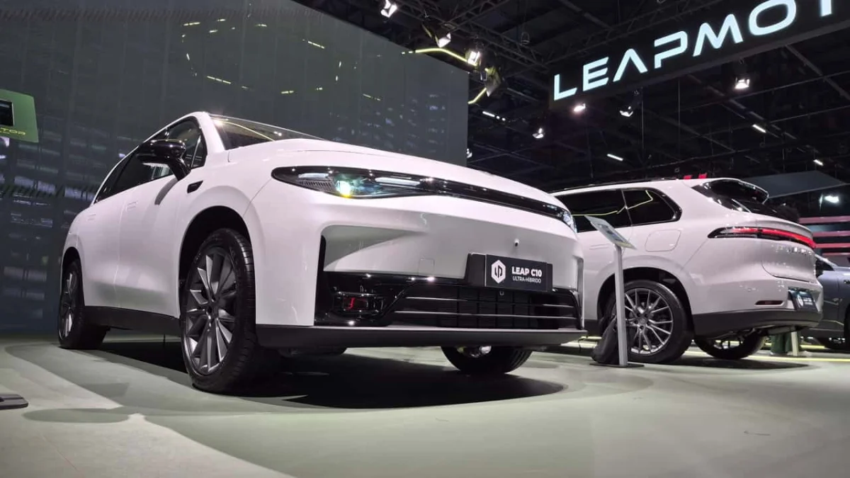 Veículo elétrico Leapmotor no evento automotivo.