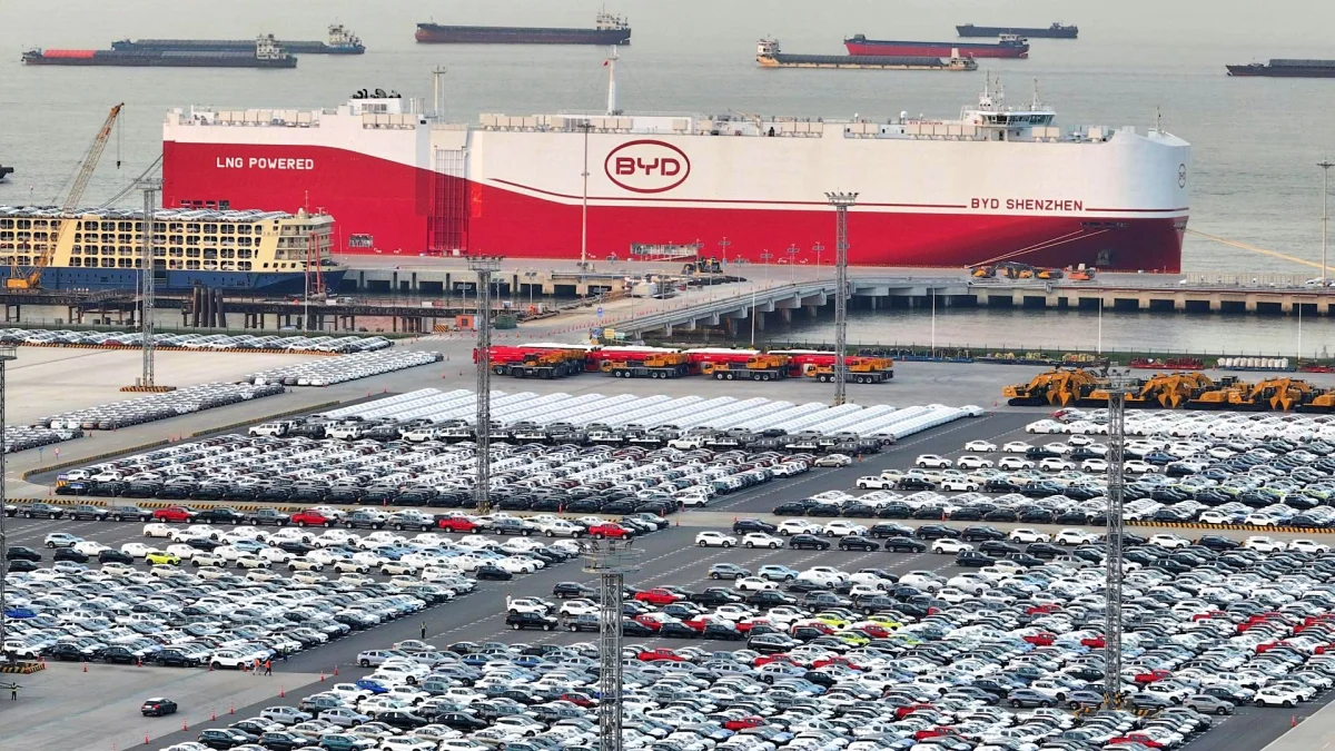Navios de transporte da BYD e carros importados estacionados.