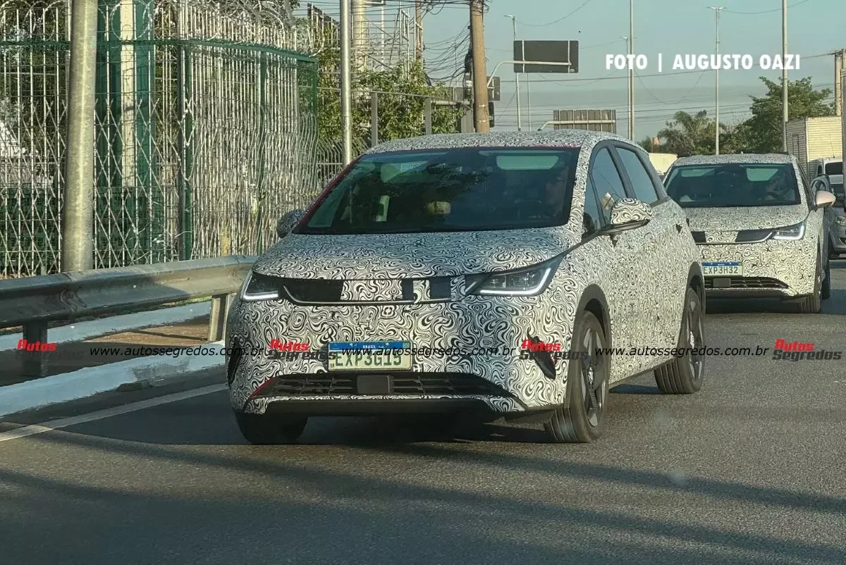 BYD Dolphin 2027 reestilizado em teste na rodovia.