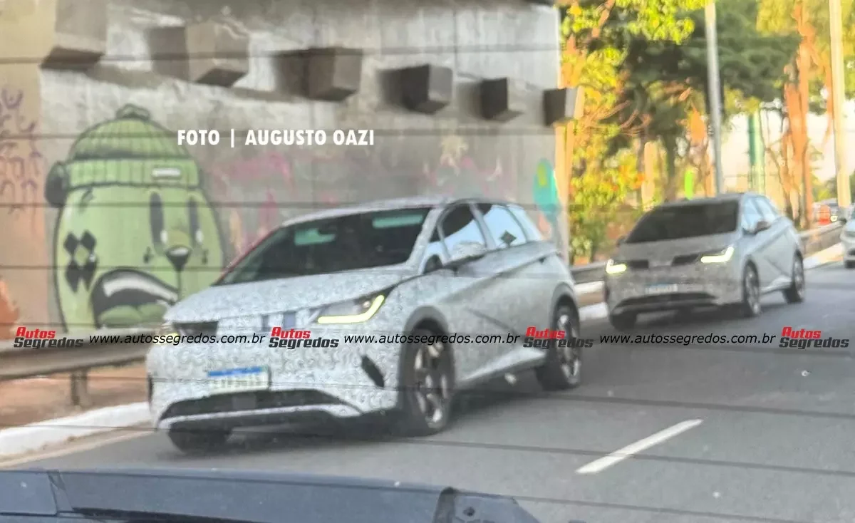 BYD Dolphin 2027 com camuflagem durante o teste.