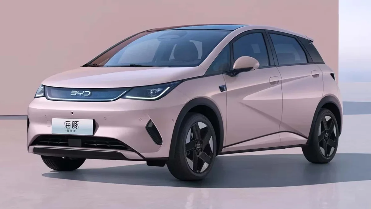 Modelo do BYD Dolphin 2025 em exibição.