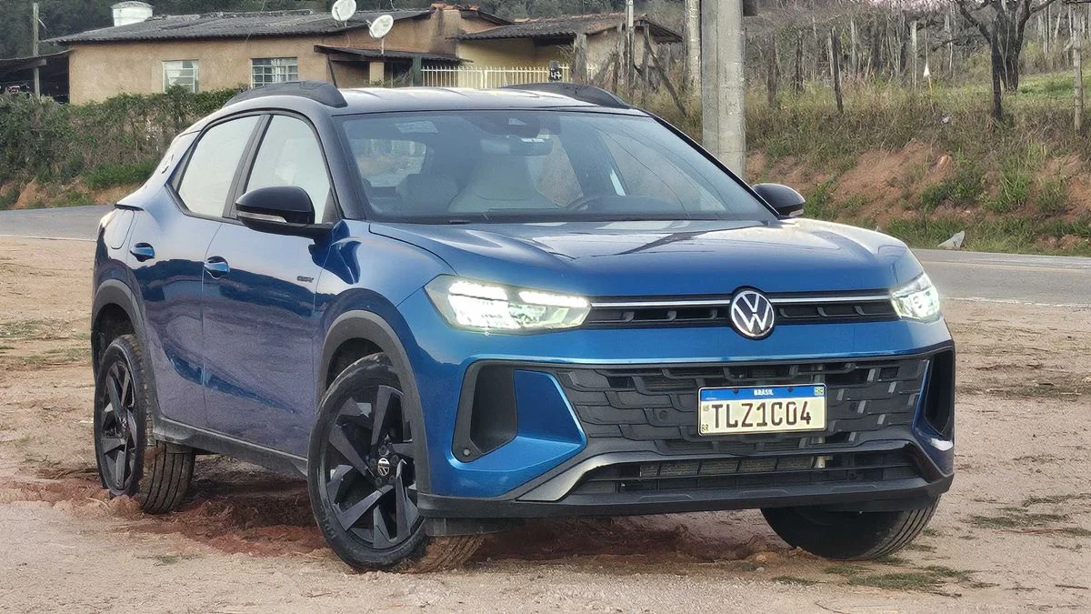 Volkswagen Tera em paisagem urbana.