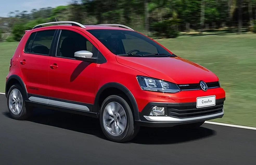 Volkswagen CrossFox em movimento em uma estrada.