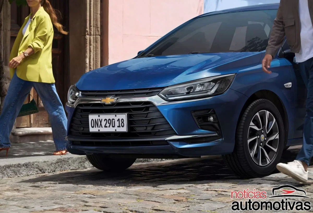 Chevrolet Onix 2026 em uma rua de paralelepípedos.