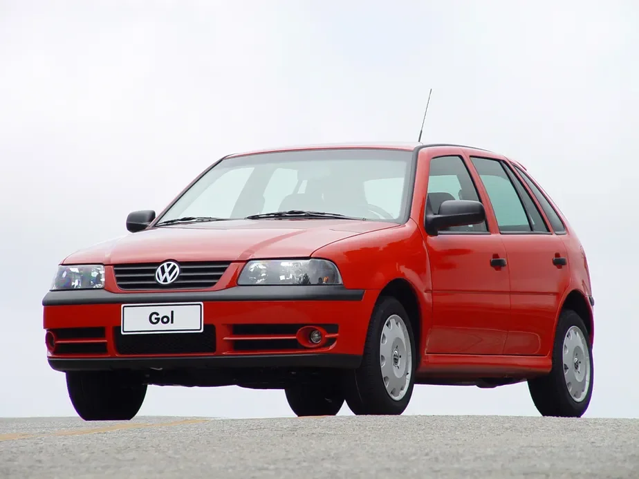 Volkswagen Gol G3 vermelho em uma estrada.