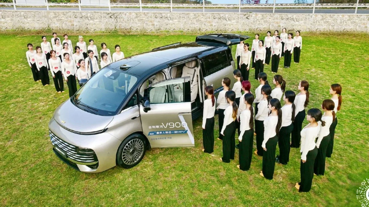 Minivan híbrida Geely em evento de recorde Guinness