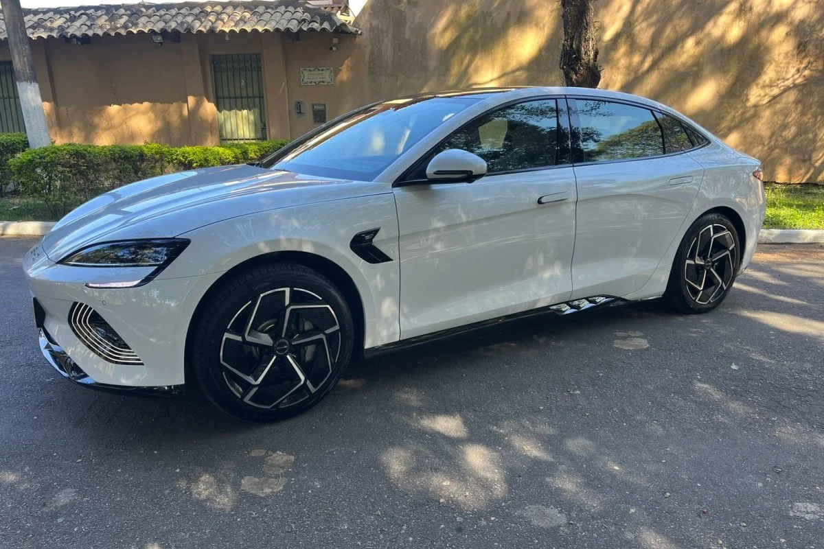 Carro elétrico em estacionamento urbano