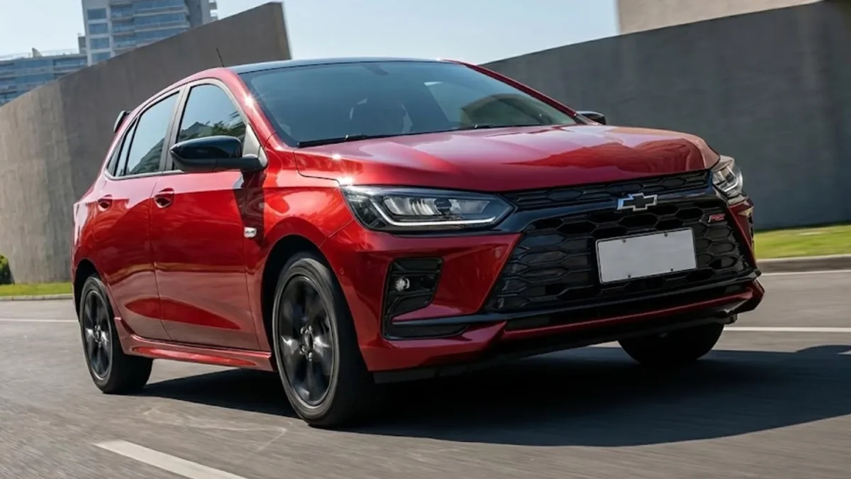 Chevrolet Onix vermelho em movimento