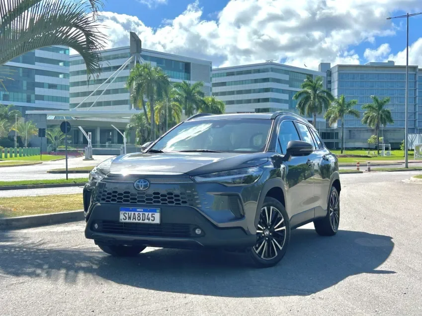 Toyota Corolla Cross em frente a um edifício moderno