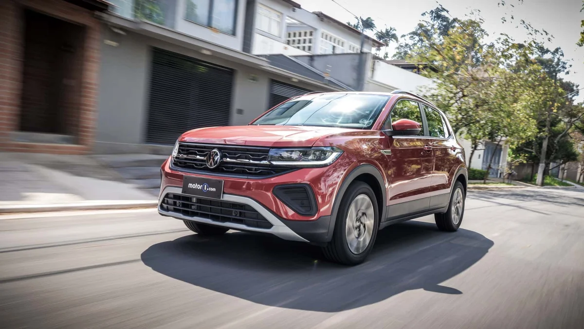 Novo VW T-Cross Comfortline 200 TSI rodando na cidade