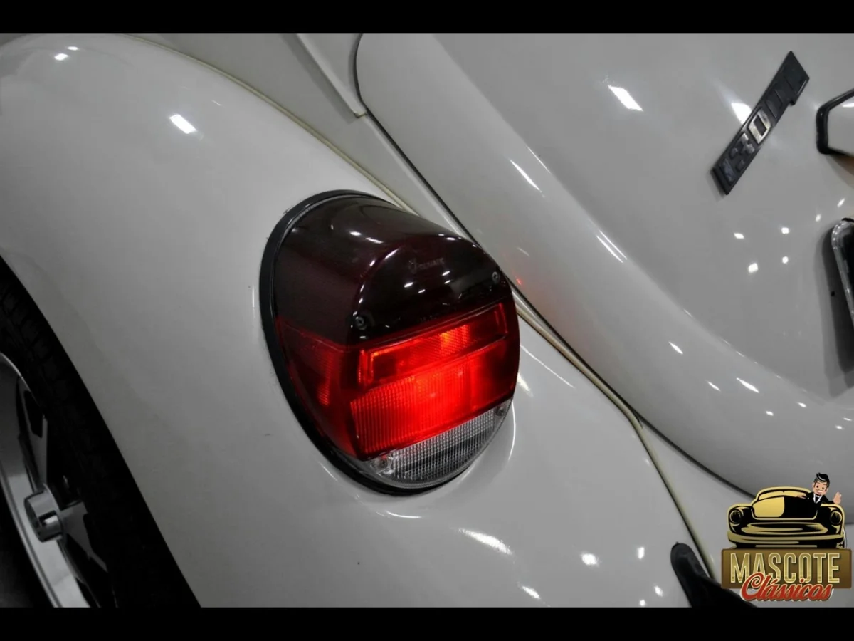 Detalhe do Fusca de 1979 na cor Branco Alaska