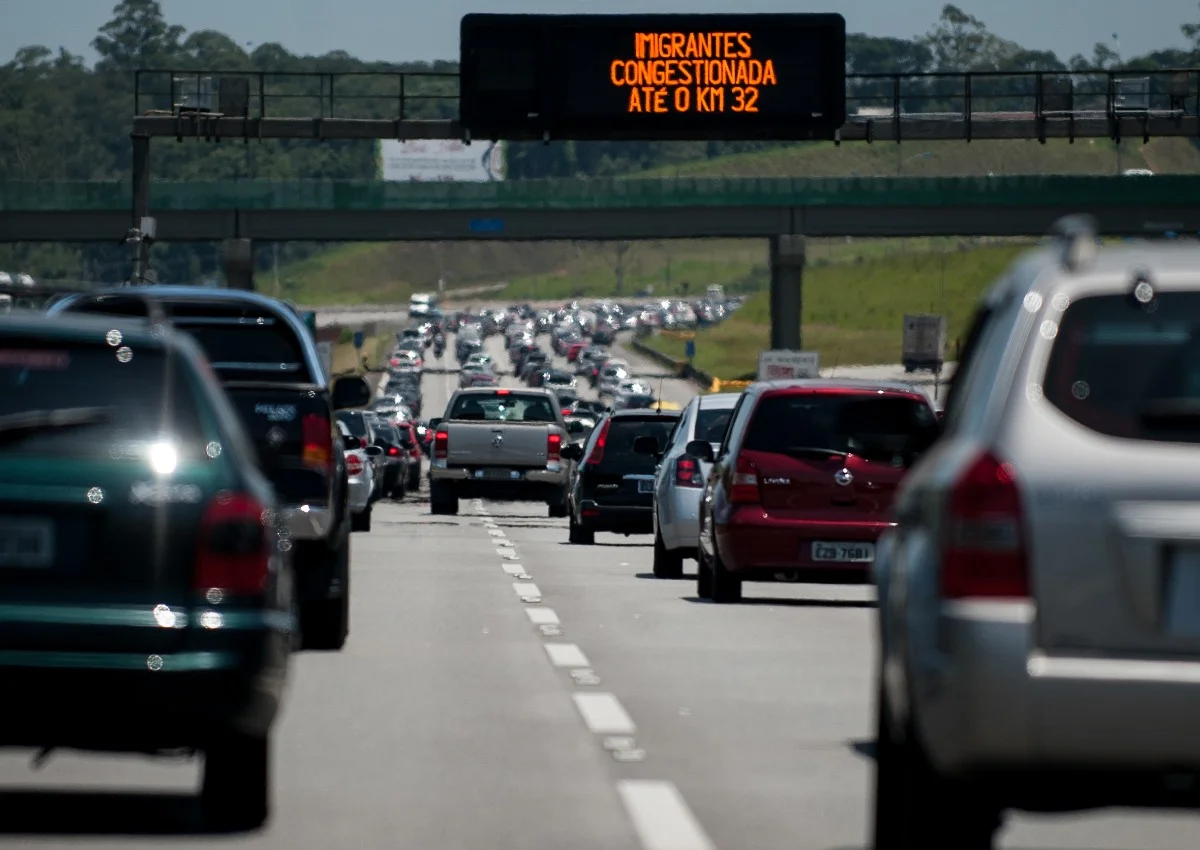 Trânsito em São Paulo com diversos veículos.