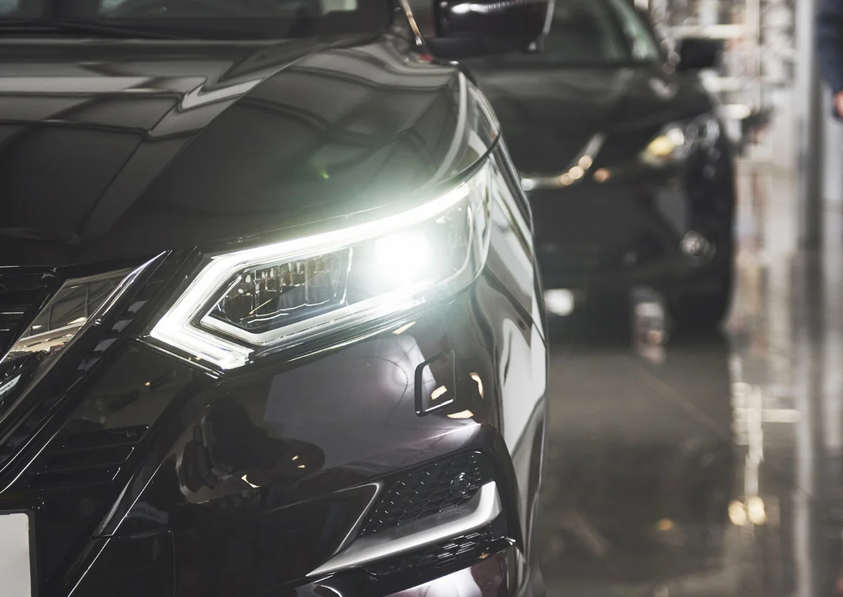 Detalhe de carro elétrico com foco no design.