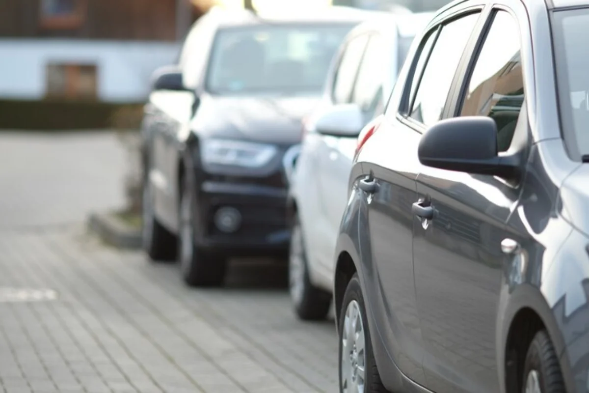 Carros estacionados representando atenção ao pagamento do IPVA.