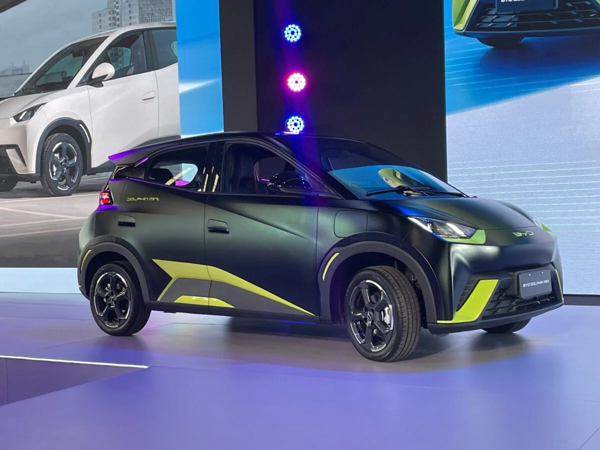 BYD Dolphin Mini, carro elétrico em exibição.