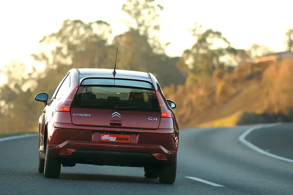 Carro Citroën C4 rodando na estrada.