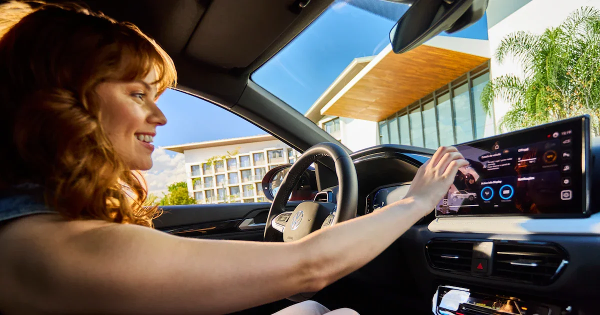 Mulher usando sistema de navegação no carro