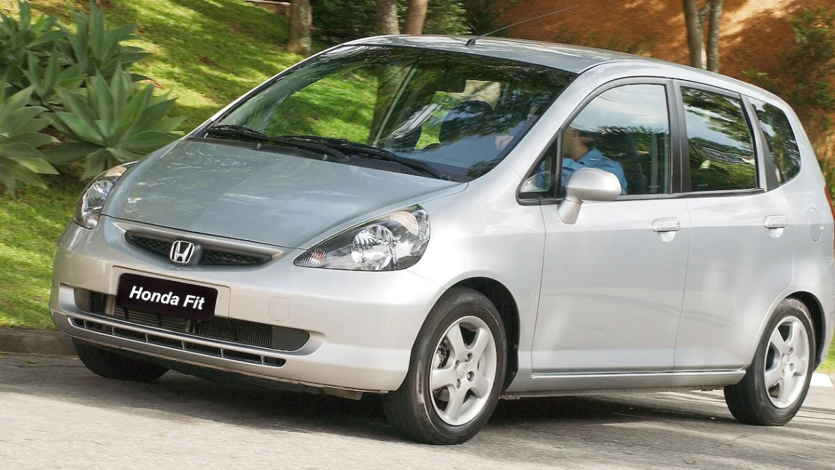 Carro antigo dirigido em uma rua