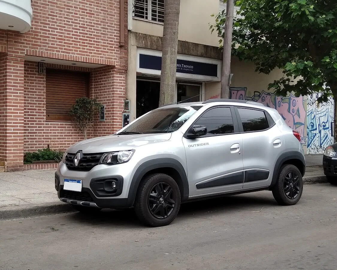 Renault Kwid estacionado na rua