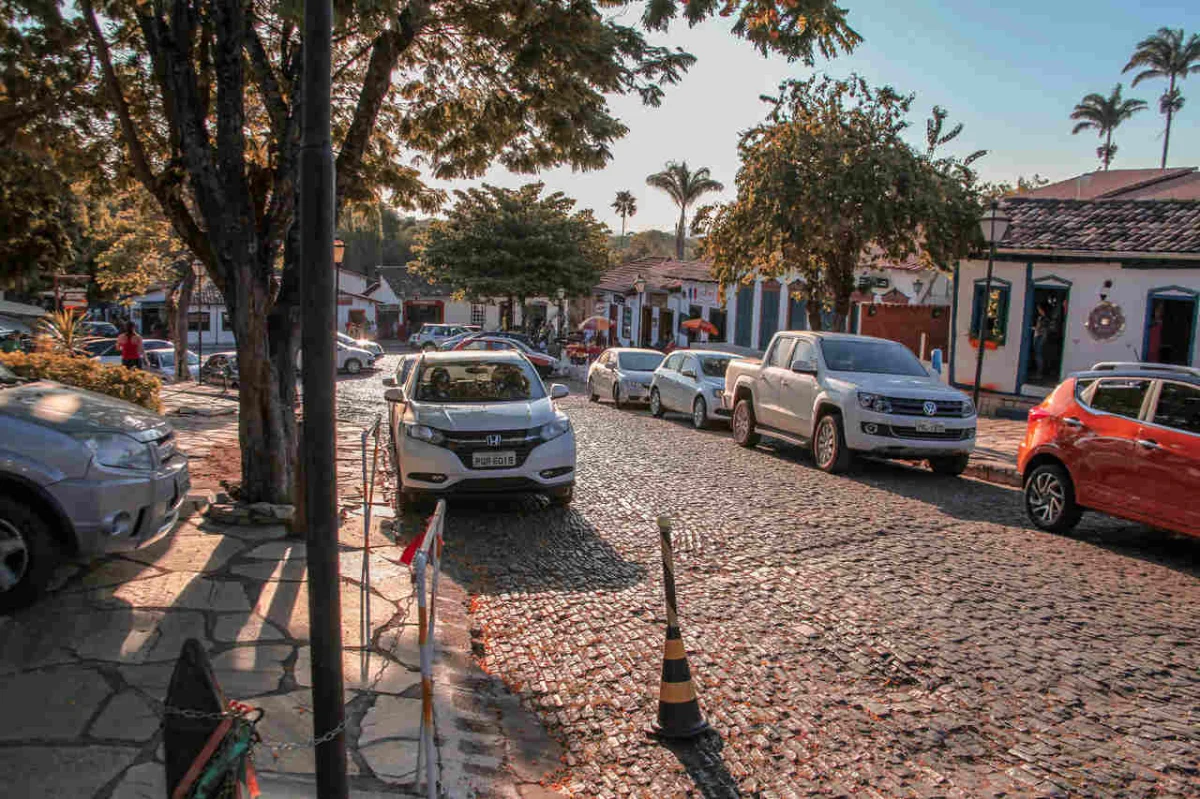 Rodovia movimentada com vários veículos.