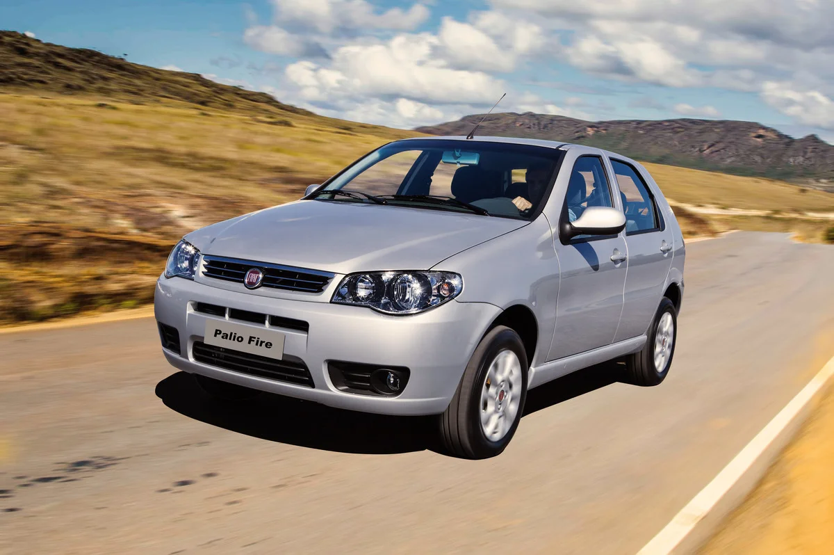 Fiat Palio em uma estrada rural.
