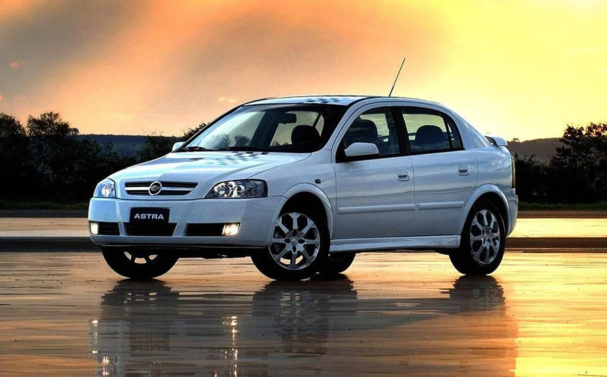 Chevrolet Astra 2010 ao pôr do sol.