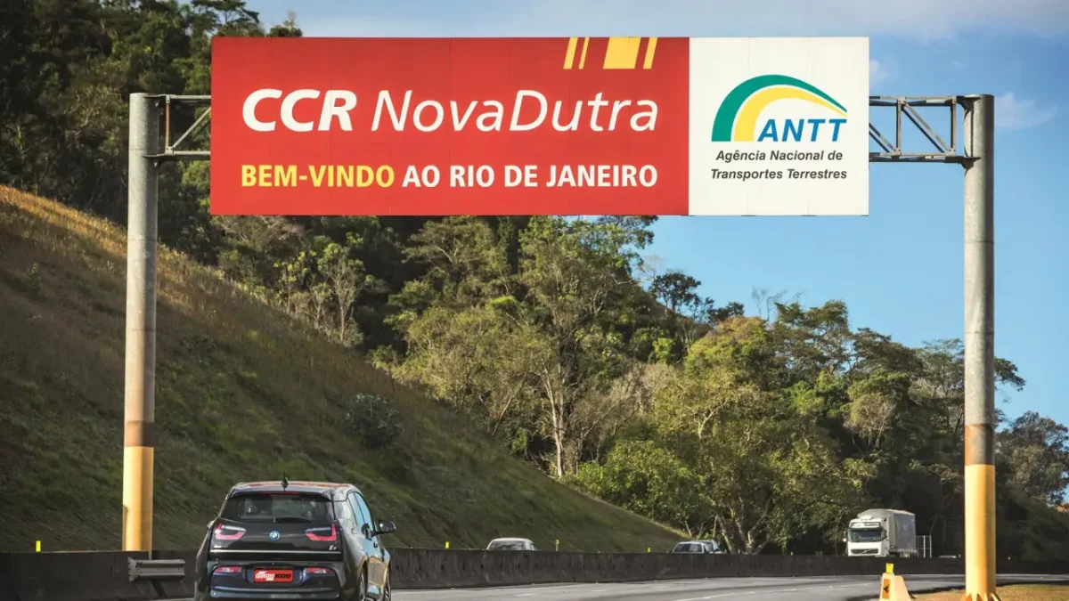Carro na rodovia Rio-São Paulo