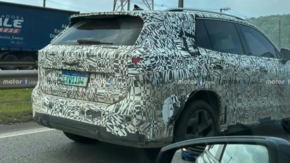 Novo Tiguan camuflado em teste