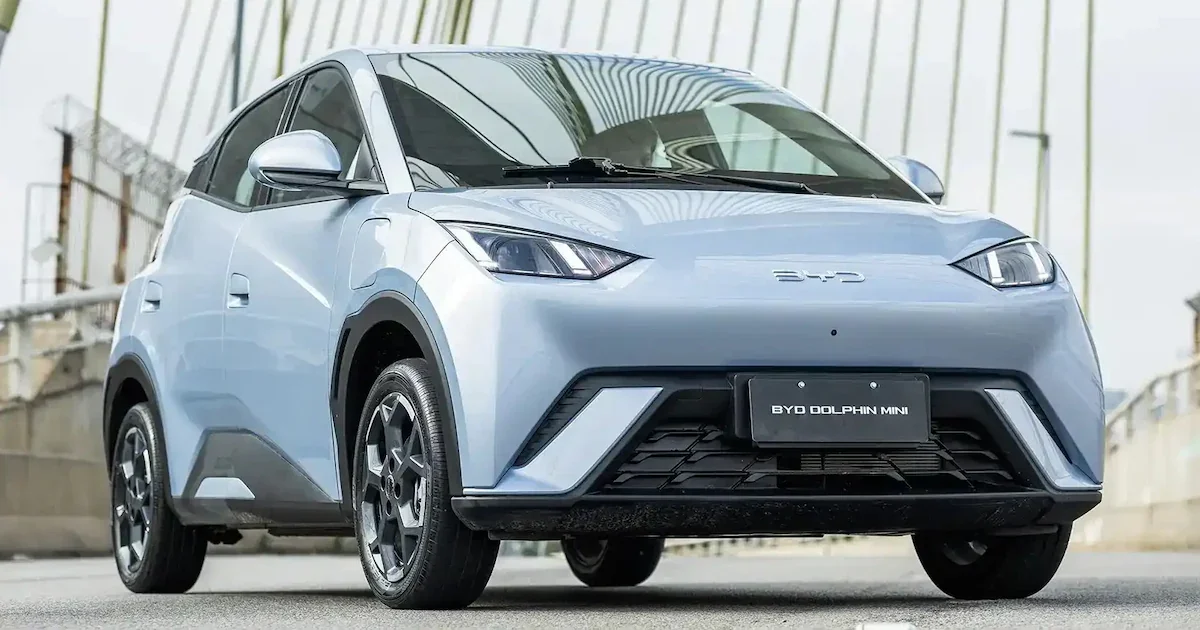 Ve&iacute;culo el&eacute;trico BYD Dolphin Mini na cidade.