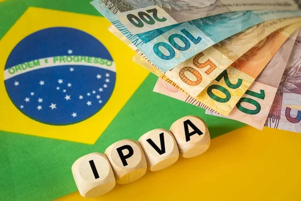 Notas de dinheiro ao lado de letras formando 'IPVA'